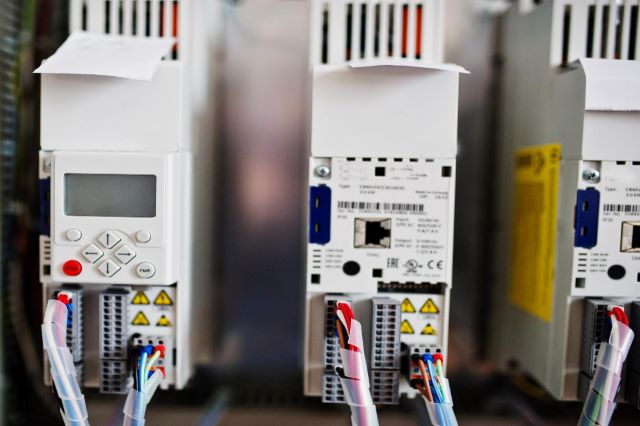چگونه با درایو فرکانس متغیر (VFD) یا اینورتر، هزینه برق موتورهای صنعتی را نصف کنیم؟